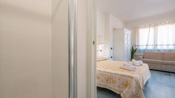 Een strijkplank/strijkijzer, gratis wifi, beddengoed