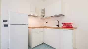 Kühlschrank, Ofen, Herdplatte, Wasserkocher mit Kaffee-/Teezubehör