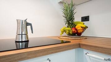 Fridge, oven, stovetop, coffee/tea maker