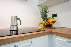 Réfrigérateur, un four, surface de cuisson, cafetière-théière