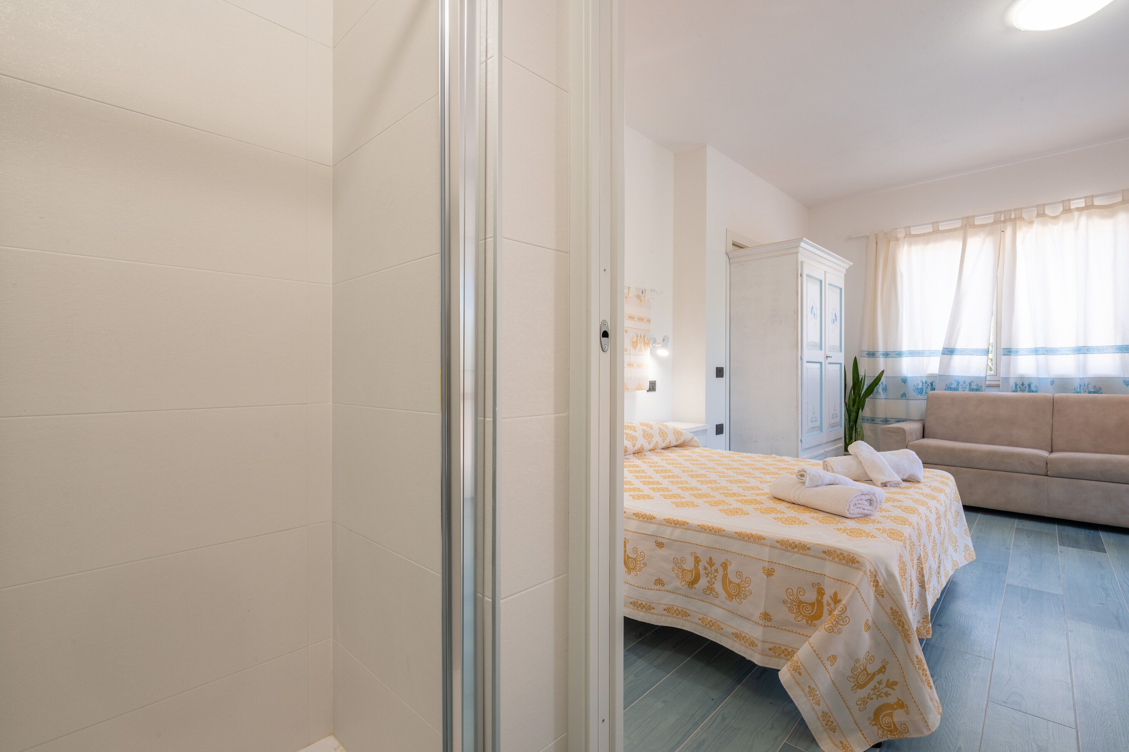 Een strijkplank/strijkijzer, gratis wifi, beddengoed