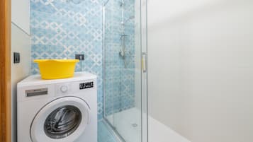 Ducha, secador de pelo, toallas