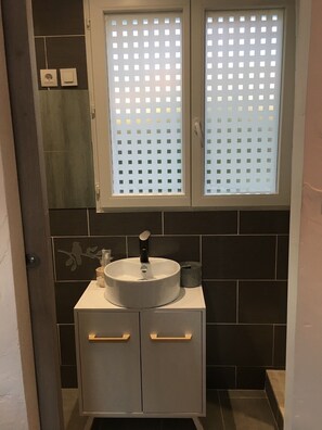 Dusch, hårtork, handdukar och tvål