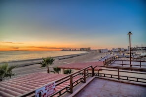 على الشاطئ، كراسي للتشمس