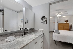 Secador de pelo, toallas