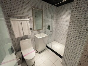 Elite driepersoonskamer | Badkamer | Een douche, een regendouche, een haardroger, pantoffels
