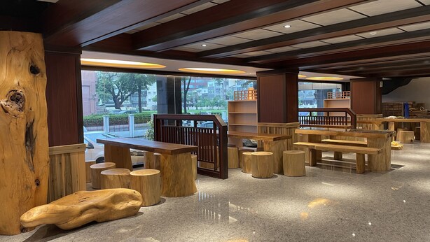 A modern interior with wooden furniture and large windows. - Weifeng Boutique Business Hotel (Pingtung)