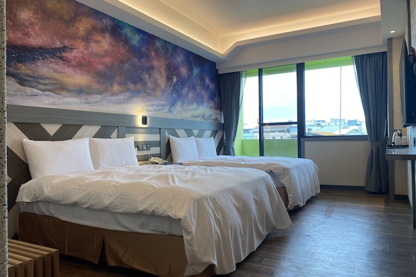 Deluxe vierpersoonskamer, 2 tweepersoonsbedden | Een minibar, verduisterende gordijnen, gratis wifi, beddengoed