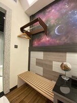 Minibar, cortinas opacas, wifi gratis y ropa de cama