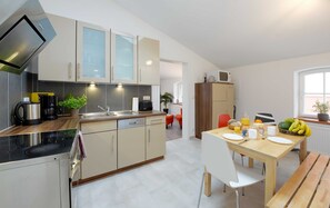 Kühlschrank, Mikrowelle, Ofen, Geschirrspüler