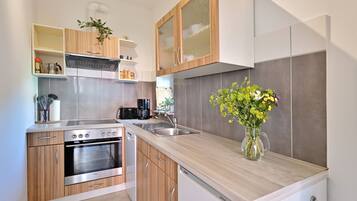 Kühlschrank, Mikrowelle, Ofen, Geschirrspüler