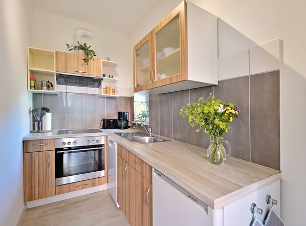 Kühlschrank, Mikrowelle, Ofen, Geschirrspüler