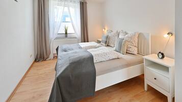 Travel crib, WiFi, bed sheets