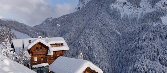 Gård i Funes-dalen med Dolomitt-utsikt