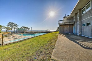 Pool - Private Boat Dock: Fun OBX Family Getaway w/ Deck (Kill Devil Hills)
