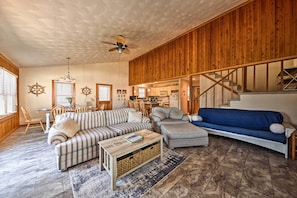 TV, books - Private Boat Dock: Fun OBX Family Getaway w/ Deck (Kill Devil Hills)