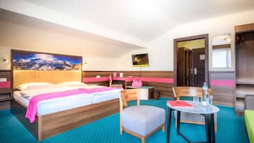 Une chambre d’hôtel avec un lit, un bureau, une chaise, une table et un miroir.