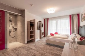 1 habitación, caja de seguridad en la habitación y escritorio