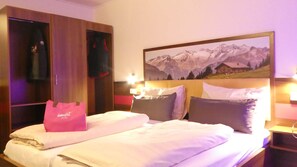 1 slaapkamer, een kluis op de kamer, een bureau, reisbedje