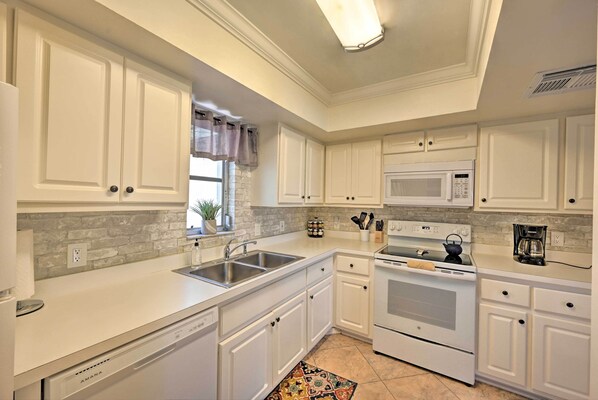 Fridge, microwave, stovetop, dishwasher
