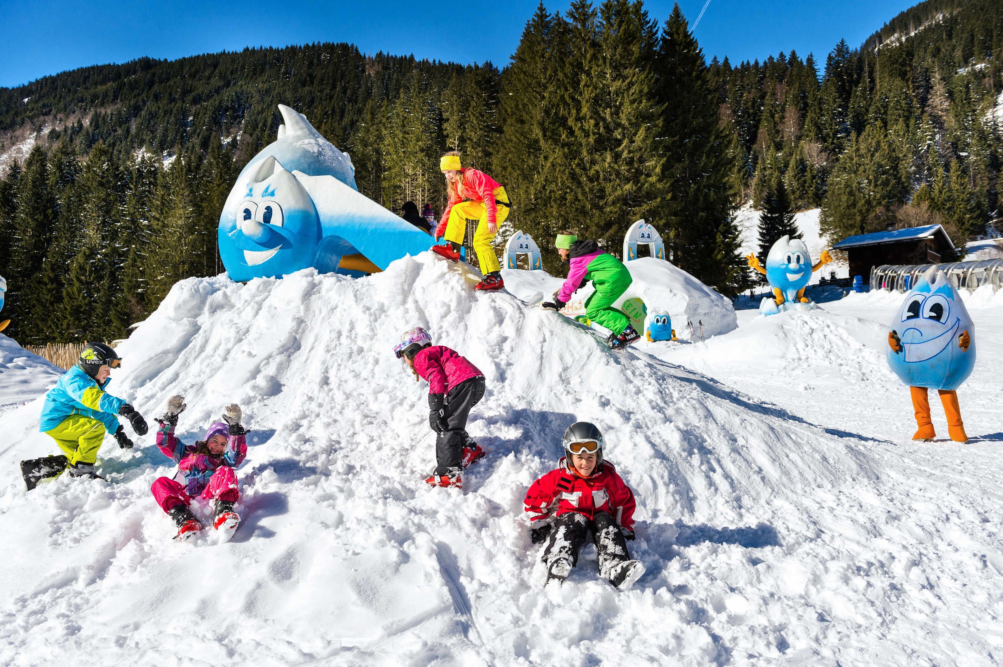 Schneebedecktes Freigelände mit Schnee-Skulpturen und einem Berg im Hintergrund.