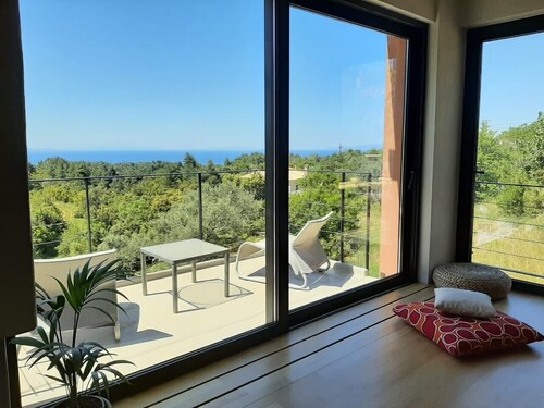 Une Villa Avec Confort et Vue, Juste à Côté de la mer et la Montagne