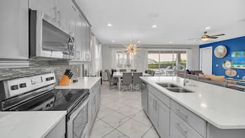 Een koelkast, een magnetron, een oven, een vaatwasser