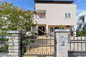 Exterior - Apartment 2074/34549 (Istria - Poreč), 600m from the beach (Porec)