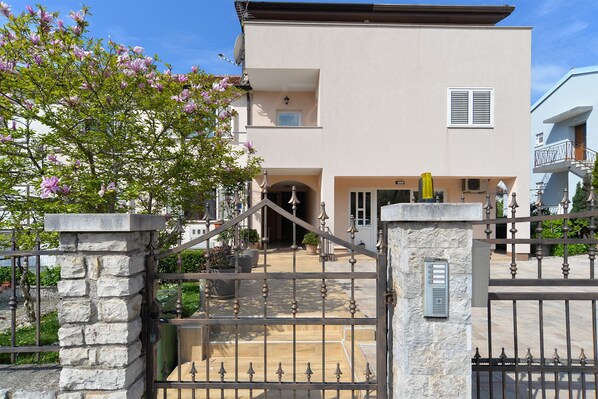 A modern two-story building with a gated entrance, stone pillars, and a staircase leading to the entrance. - Apartment 2074/34552 (Istria - Poreč), 600m from the beach (Poreč)