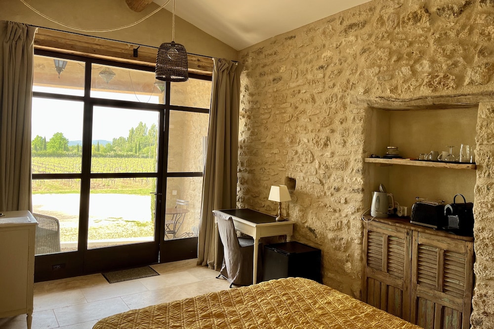 La Verrière, très jolie chambre indépendante avec courette abritée