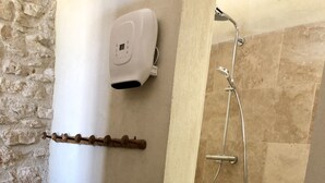 A bathroom with a marble countertop, a white sink, a handheld showerhead, and a towel rack. - La Verrière, Très Jolie Chambre Indépendante Avec Courette Abritée (Bonnieux)