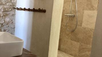 Douche, sĂšche-cheveux, serviettes fournies, papier toilette