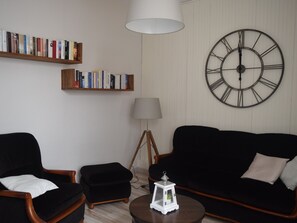 TV - Cozy Home Near Sea and Arago Market, 2-Star Comfort (Les Sables-d'Olonne)