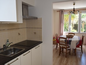 Kühlschrank, Mikrowelle, Herdplatte, Geschirrspüler