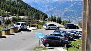A parking area with cars and a sign indicating 'RESIDENCE VEGA'. - Cozy 2-Room Apartment for 6 with Balcony, Near Slopes, Pet-Friendly (Risoul)