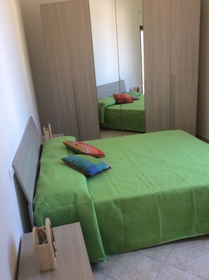 2 chambres, chambres insonorisées, fer et planche à repasser