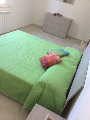 2 Schlafzimmer, schallisolierte Zimmer, Bügeleisen/Bügelbrett