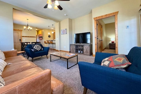 Smart TV. Mountain Chic Condo Near Grand Targhee and Driggs