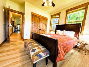3 slaapkamers, een strijkplank/strijkijzer, gratis wifi, beddengoed