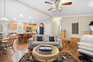 Smart TV, fireplace, DVD player, offices - Blue Ridge Bungalow with Hot Tub (Newland)