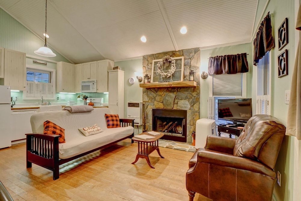 This cottage is a 0 bedroom(s), 1 bathrooms, located in Newland, NC.