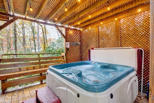 Mamaw's Cabin  @ Heart of Linville Falls w/spa