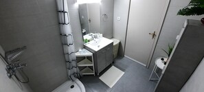 Een douche, een haardroger, handdoeken