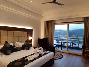 Deluxe Room | Minibar, in-room safe, individually decorated, individually furnished - Jay Clarks Exotica (Nahan)