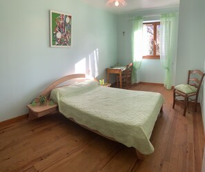 2 makuuhuonetta, silitysrauta/-lauta