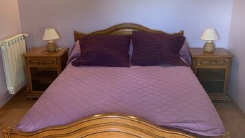 2 habitaciones y tabla de planchar con plancha