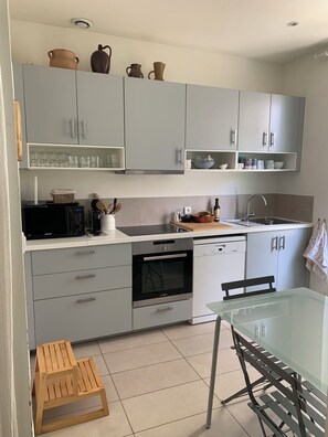 Réfrigérateur, micro-ondes, four, plaque de cuisson