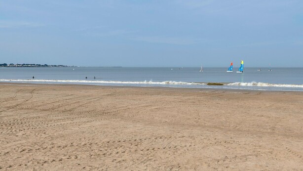 A wide sandy beach with gentle waves and a clear sky. - House avec jardin à 140m de la Plage (Saint-Michel-Chef-Chef)
