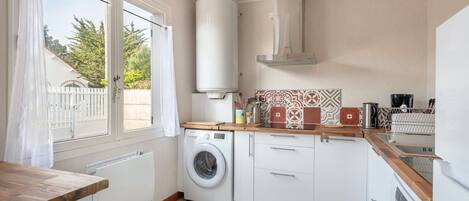 Jääkaappi, mikroaaltouuni, uuni, astianpesukone