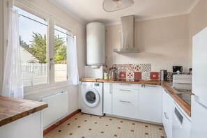 Een koelkast, een magnetron, een oven, een vaatwasser